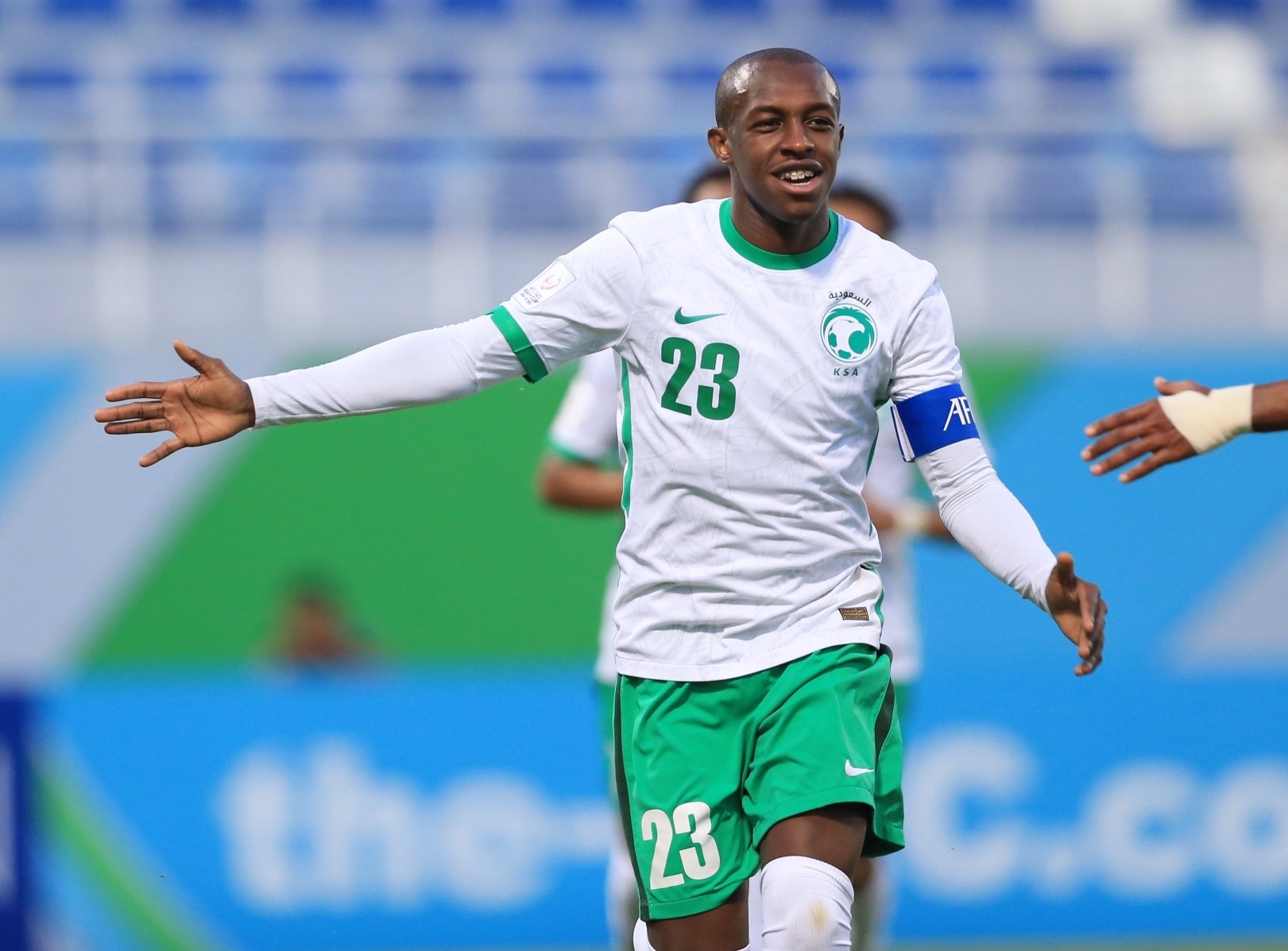 2 cau thu Saudi Arabia bi cam anh 1