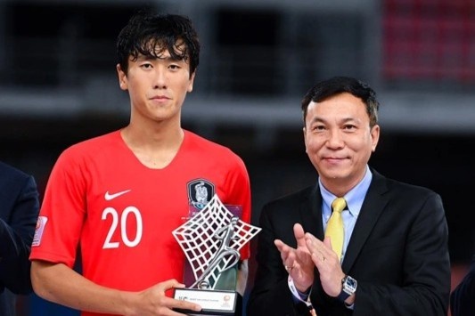 AFC moi quyen Chu tich VFF trao cup U23 chau A hinh anh