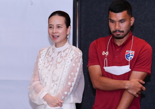 Tro ly Madame Pang bi to quay roi cau thu Thai Lan hinh anh