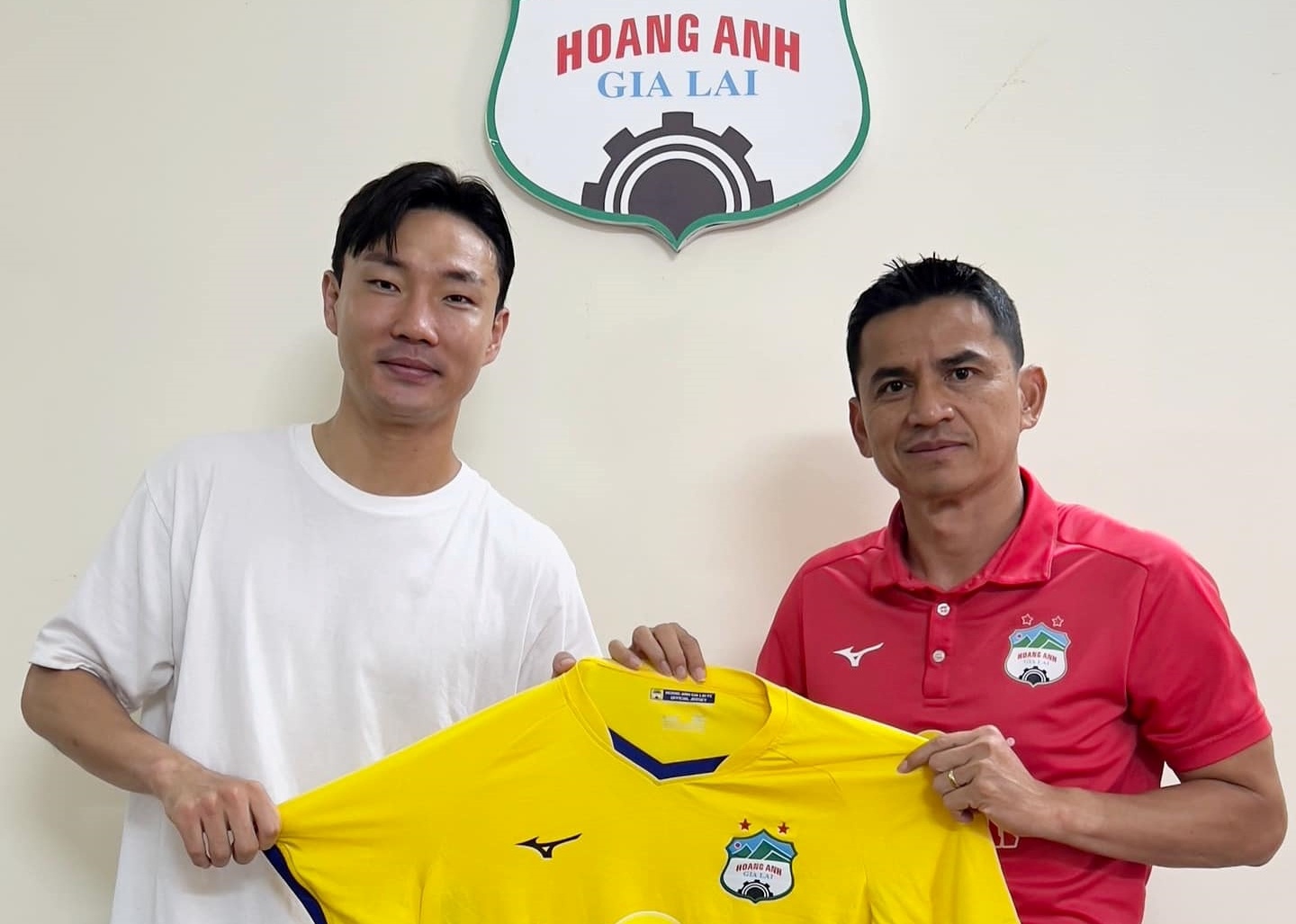 Kiatisuk lay trung ve Han Quoc cho HAGL hinh anh