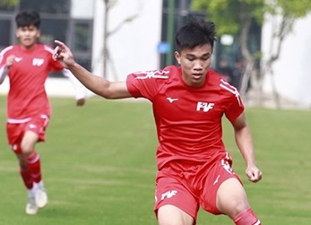 Le Van Do nhan the do truc tiep o V.League 2 hinh anh