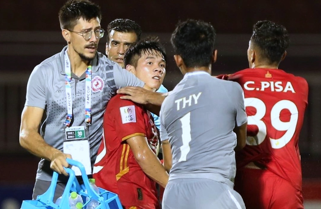 CDV that vong vi 2 cau thu Campuchia danh nhau hinh anh