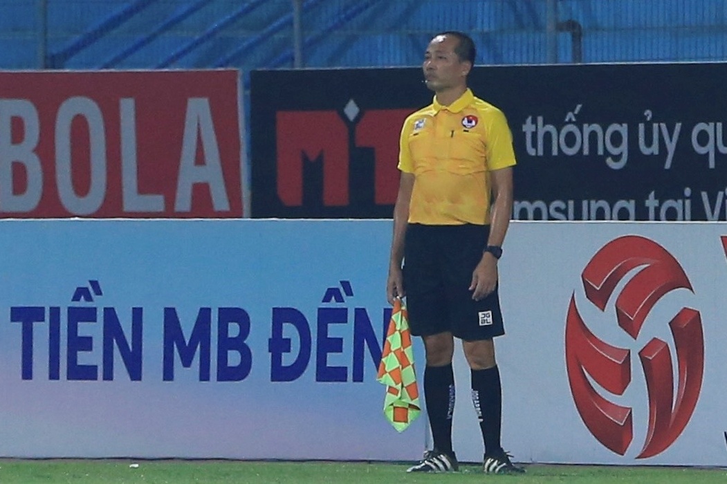 Tro ly trong tai tran Viettel bi ky luat hinh anh