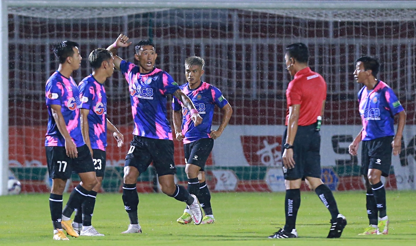 Ngoai binh V.League tra gia vi di dem anh 2