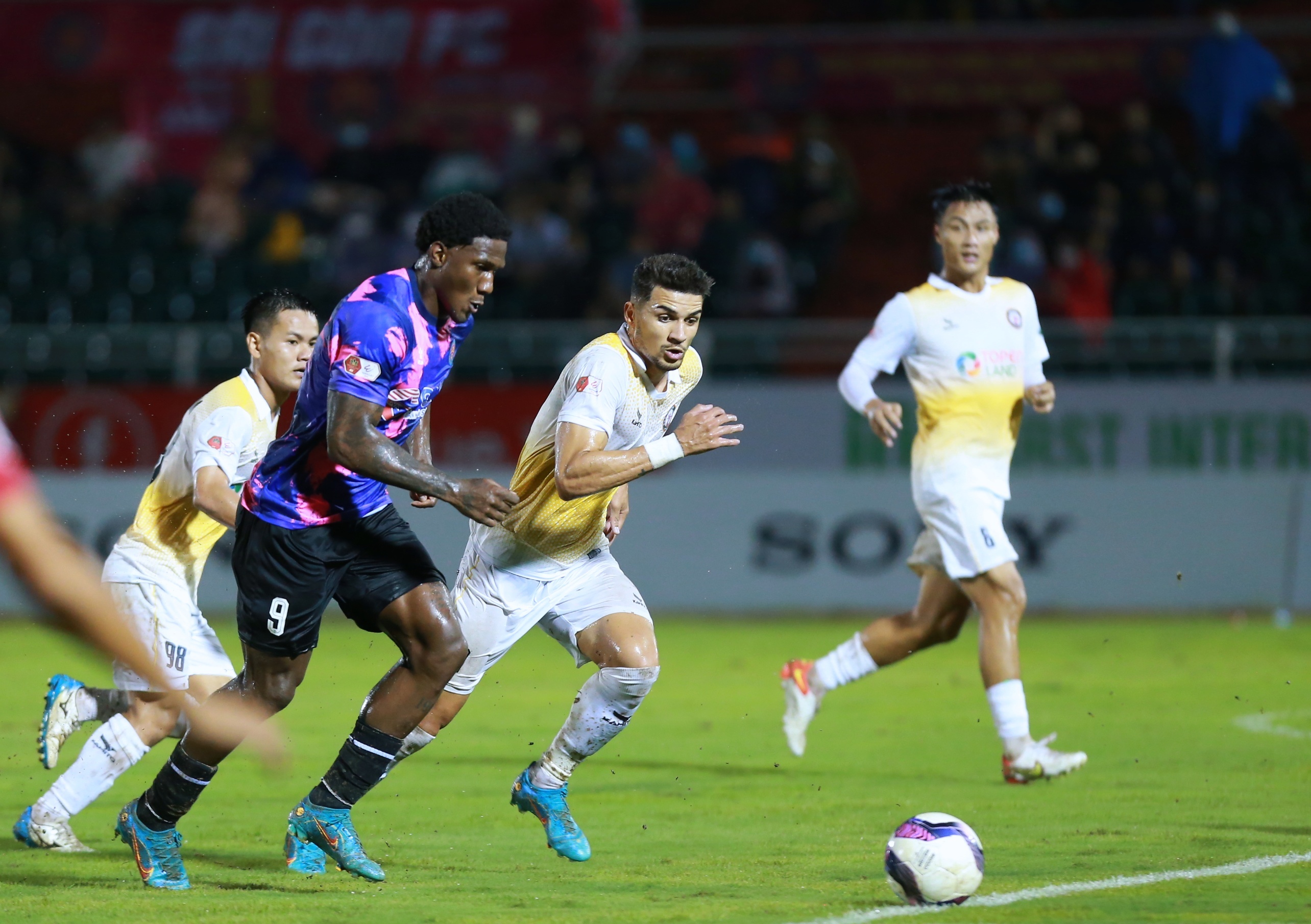 Ngoai binh CLB Sai Gon gay han voi Adriano Schmidt anh 7