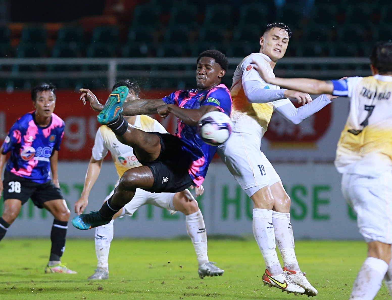 Ngoai binh CLB Sai Gon gay han voi Adriano Schmidt anh 4