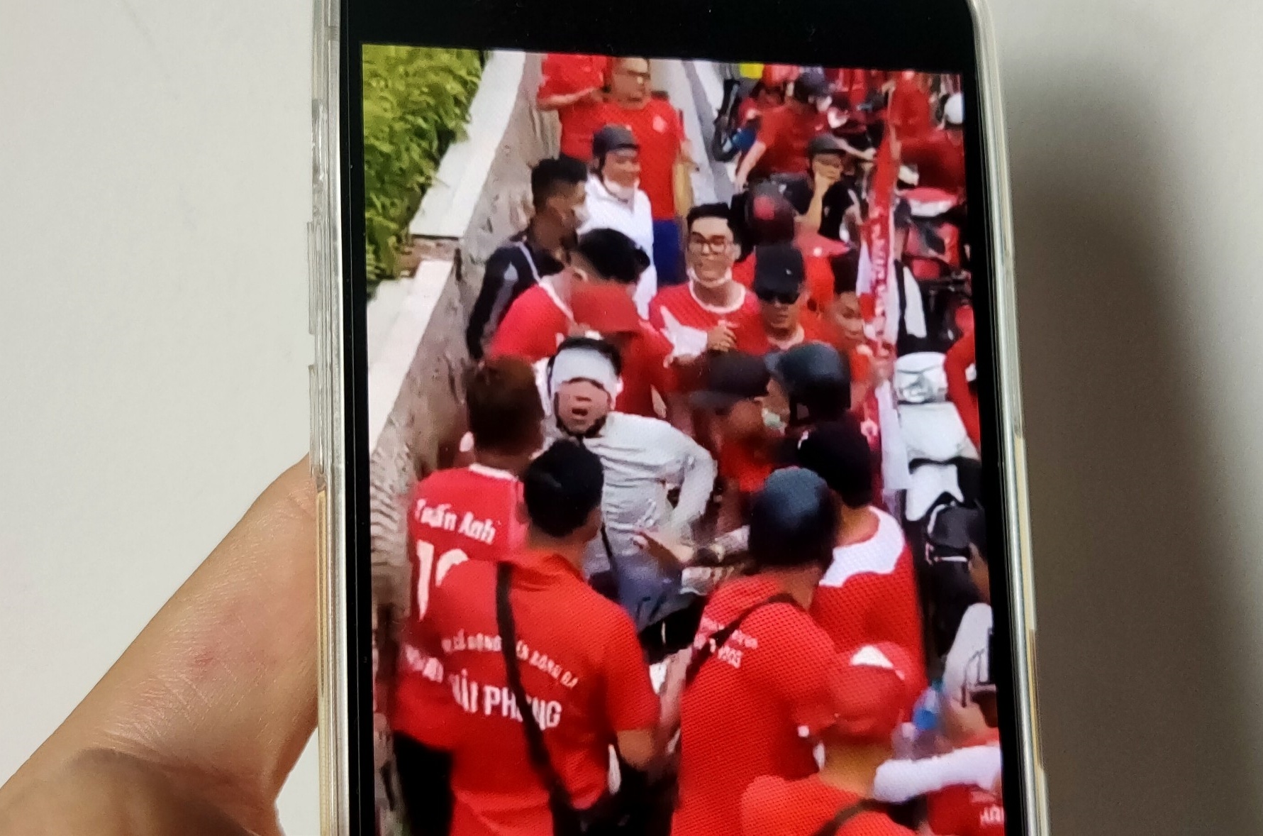 CDV mac ao CLB Hai Phong danh nguoi o Ha Noi anh 1