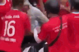 CDV mac ao CLB Hai Phong danh nguoi o Ha Noi hinh anh