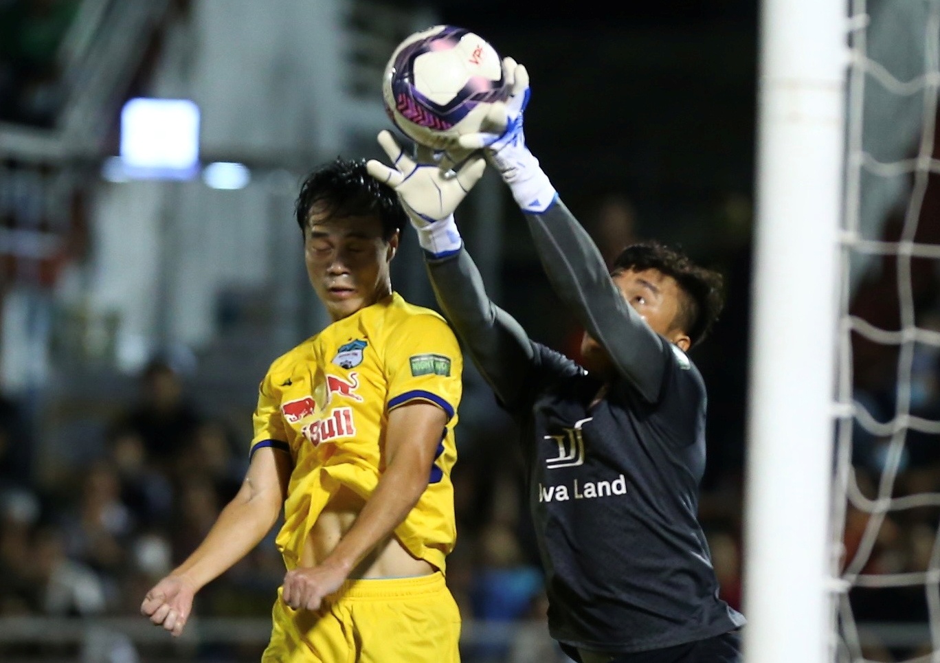 HLV Minh Chien: 'Bui Tien Dung kho giu sach luoi truoc HAGL' hinh anh