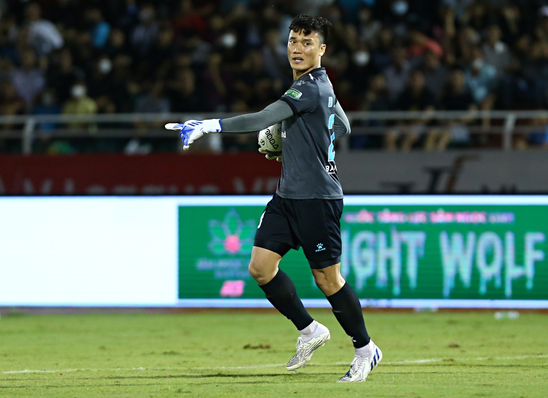 Bui Tien Dung kho giu sach luoi truoc HAGL anh 1