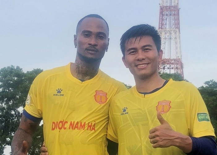 Fagan tap voi CLB Nam Dinh truoc tran gap Viettel hinh anh