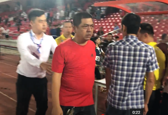 Trong tai FIFA bi CDV Hai Phong nho nuoc bot vao mat hinh anh