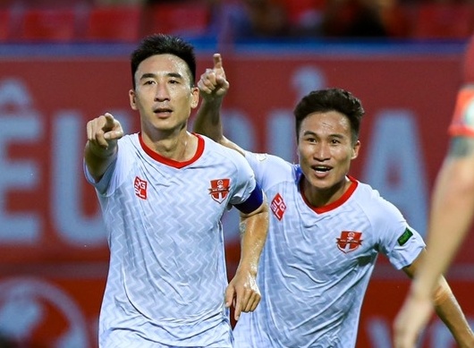 Hai Phong lay lai ngoi dau V.League hinh anh
