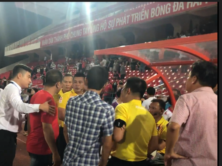 CLB Hai Phong mat hinh anh sau vu phun nuoc bot anh 1