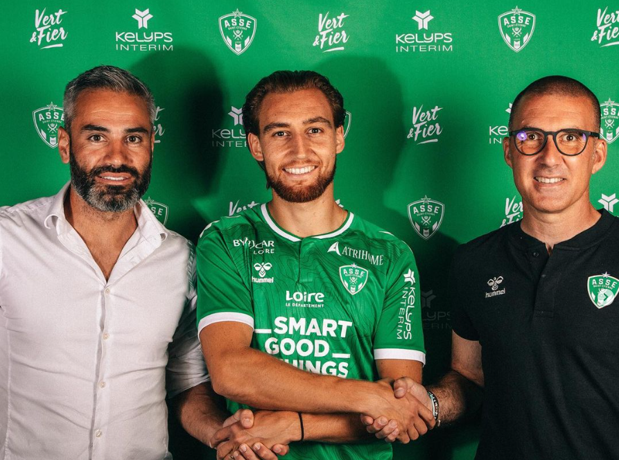 Ngoi sao cua Pau FC khong the len Ligue 1 hinh anh