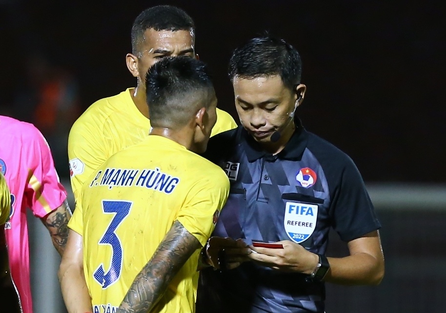 HLV Nguyen Van Sy: 'Chiec the do qua nang' hinh anh