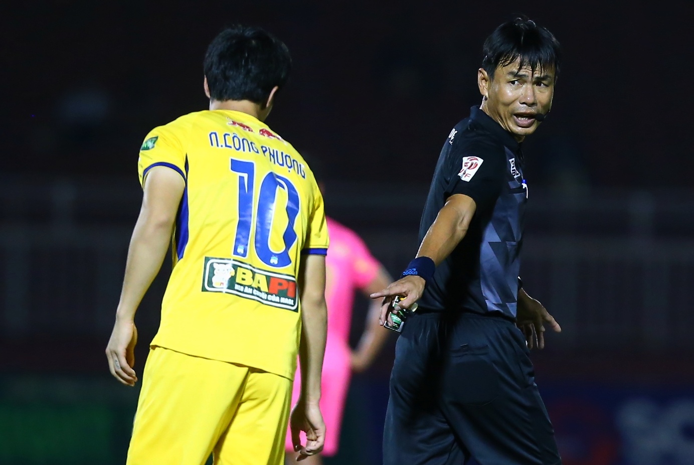 Cong Phuong bi trong tai canh bao sau khi ghi ban hinh anh