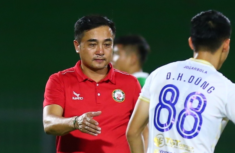 HLV Duc Thang che doi Binh Dinh thieu ban linh hinh anh