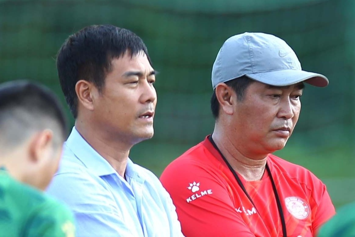 Chu tich Huu Thang thay HLV Tran Minh Chien hinh anh