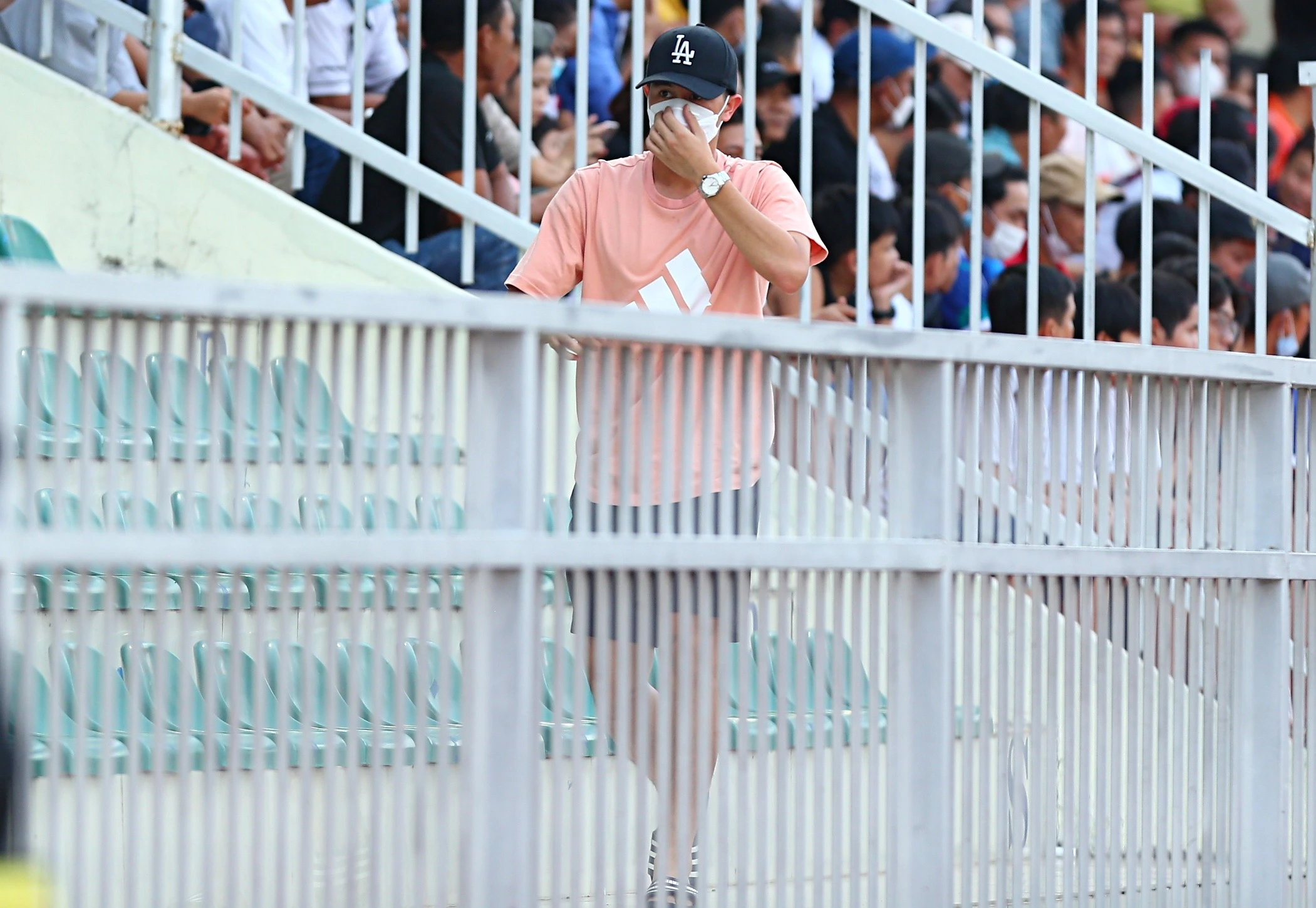 Ngay Dinh Trong lang le gap doi bong cu anh 1