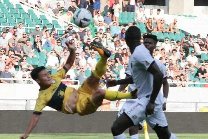 Cu volley cua Quang Hai tren dat Phap hinh anh