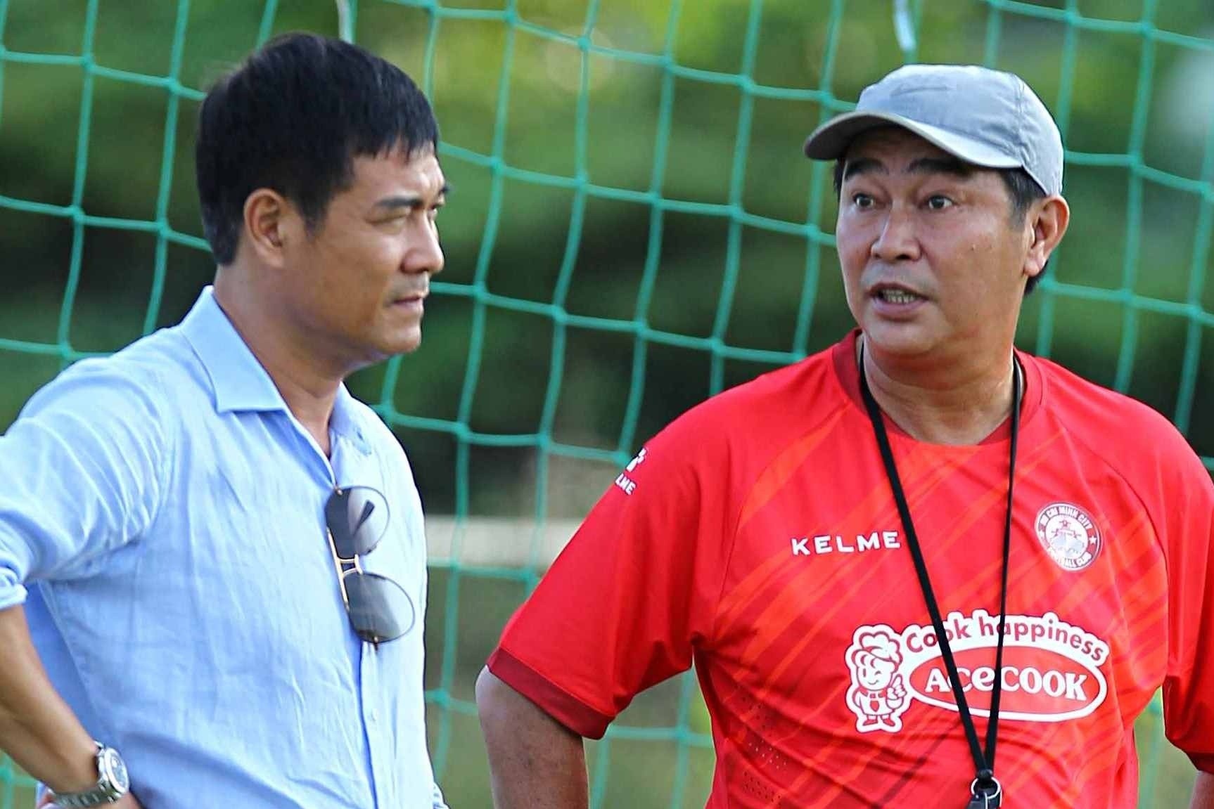 HLV Huu Thang va bai kiem tra tay nghe hinh anh