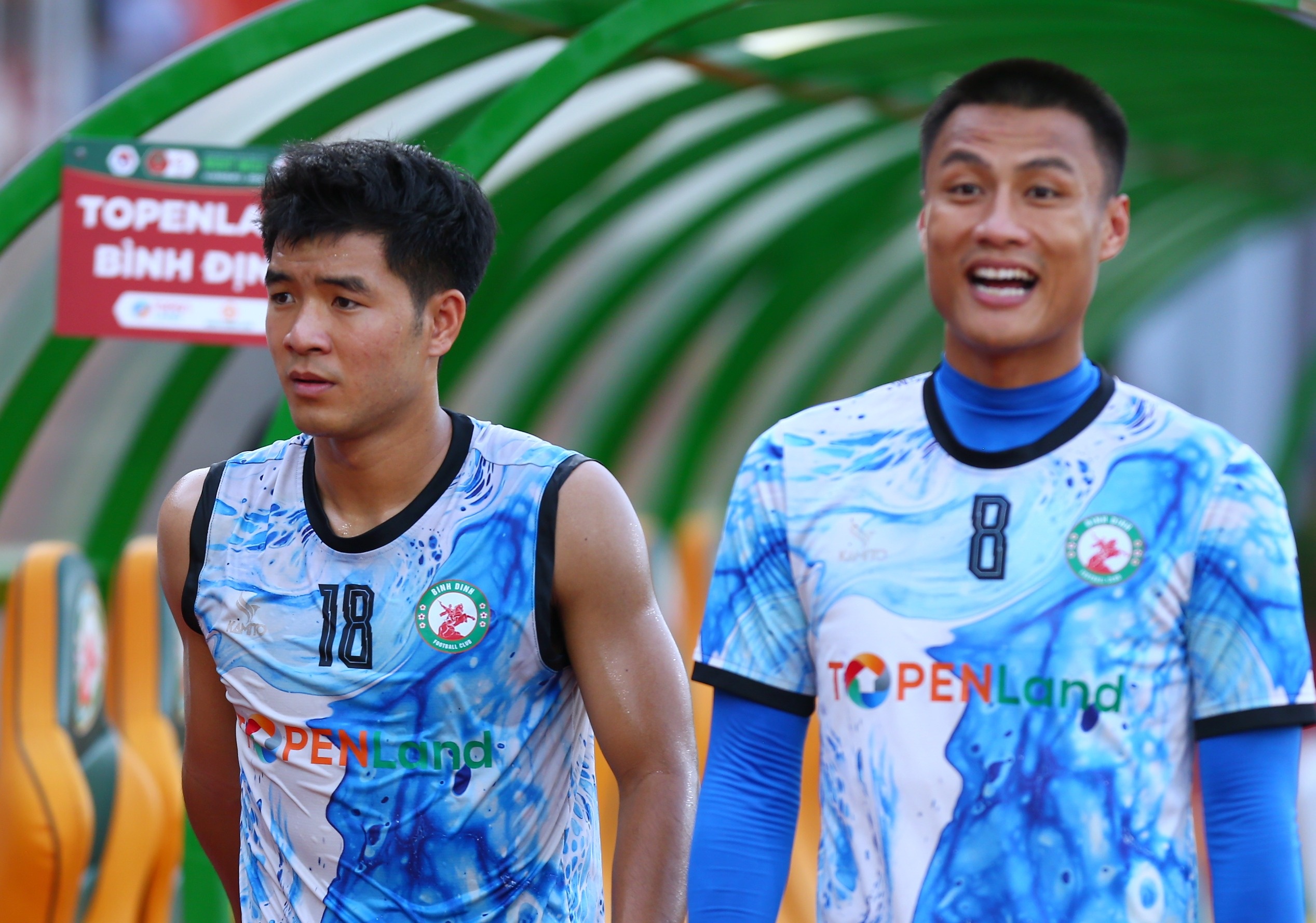 CLB Binh Dinh cam cau thu roi khach san hinh anh
