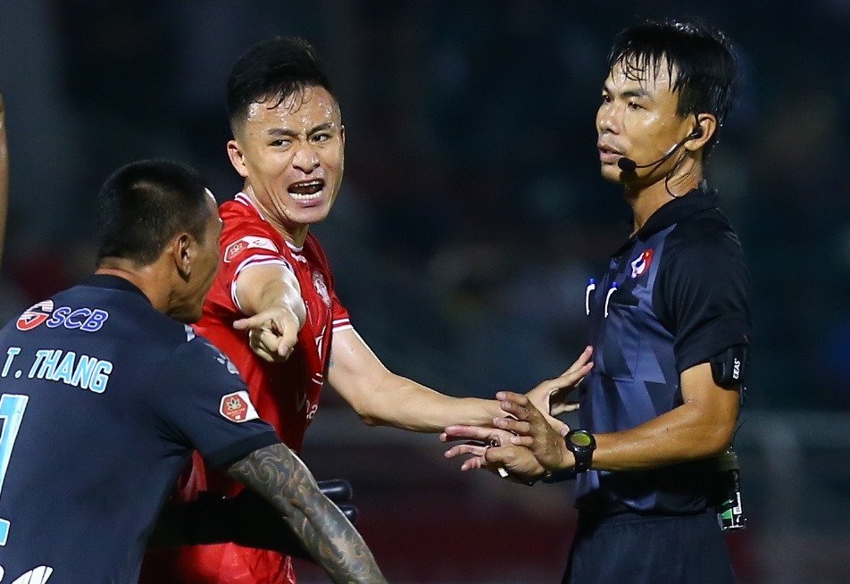 HLV Huu Thang: Cau thu Binh Dinh dung tay choi bong hinh anh