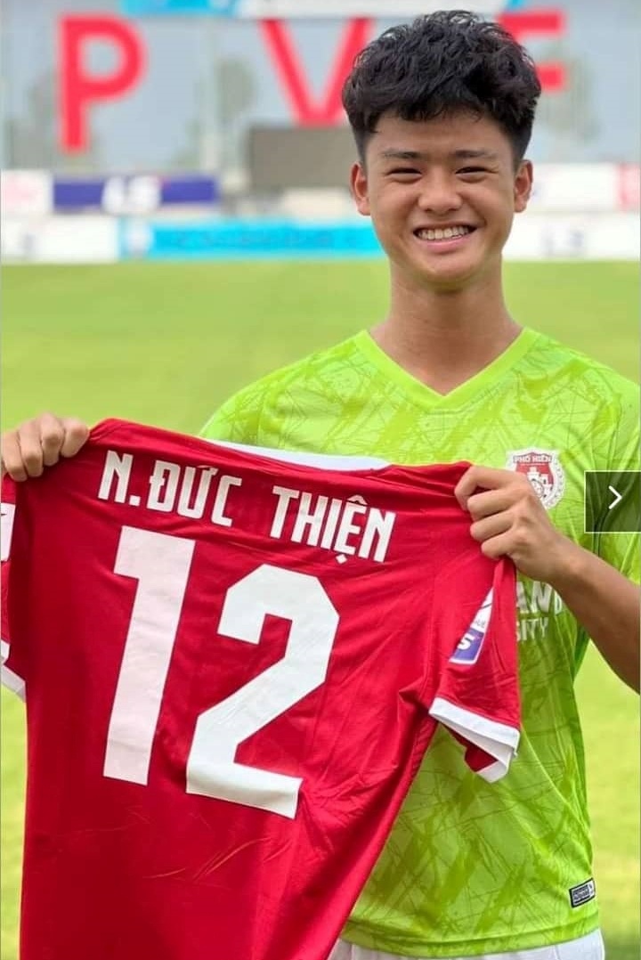 Hai cau thu Viet kieu anh 1