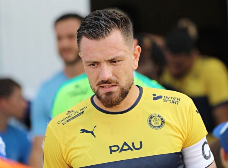 Doi truong Pau nghi thi dau it nhat 6 thang hinh anh