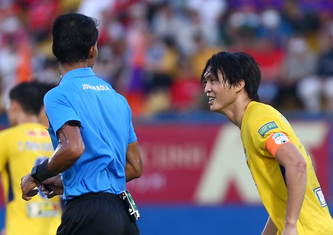 Cau thu HAGL phan ung trong tai de doi penalty hinh anh