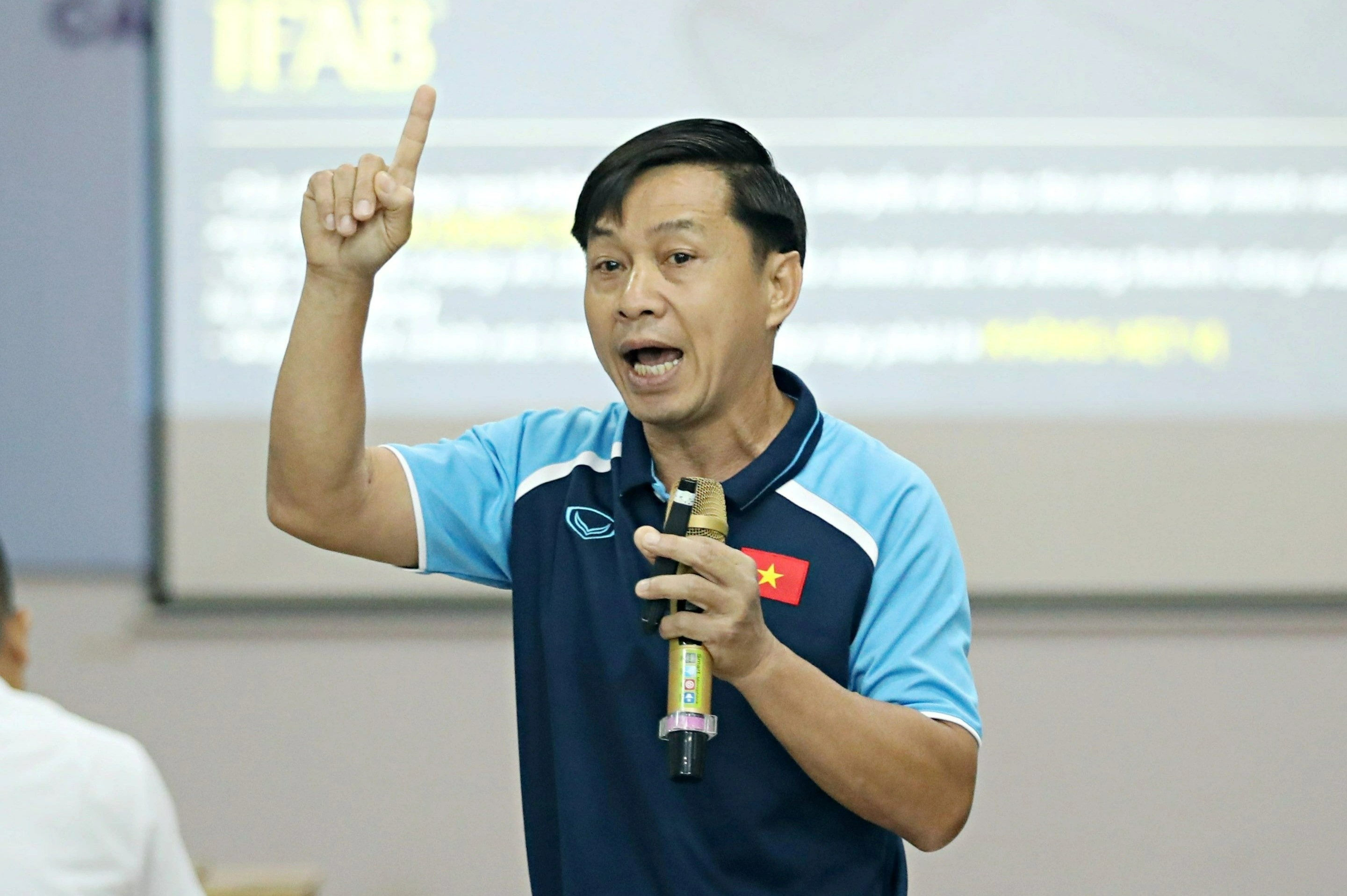 Trong tai V.League tam quen cong nghe VAR hinh anh