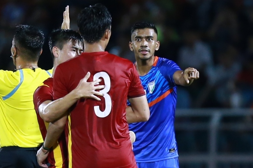 Cau thu An Do gay go voi Nguyen Manh hinh anh