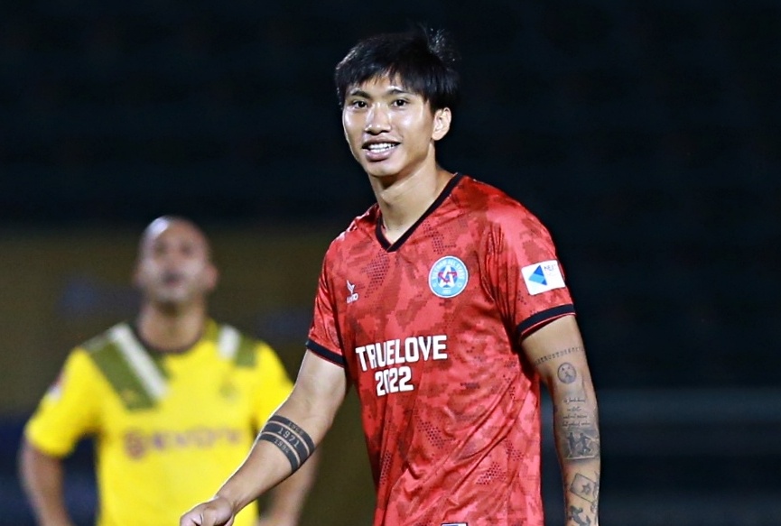 Van Hau choi duong suc khi gap huyen thoai Dortmund hinh anh