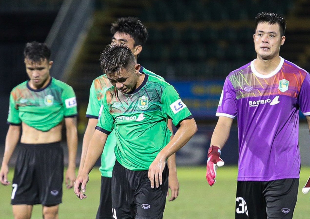 Khung hoang kep o CLB Can Tho hinh anh