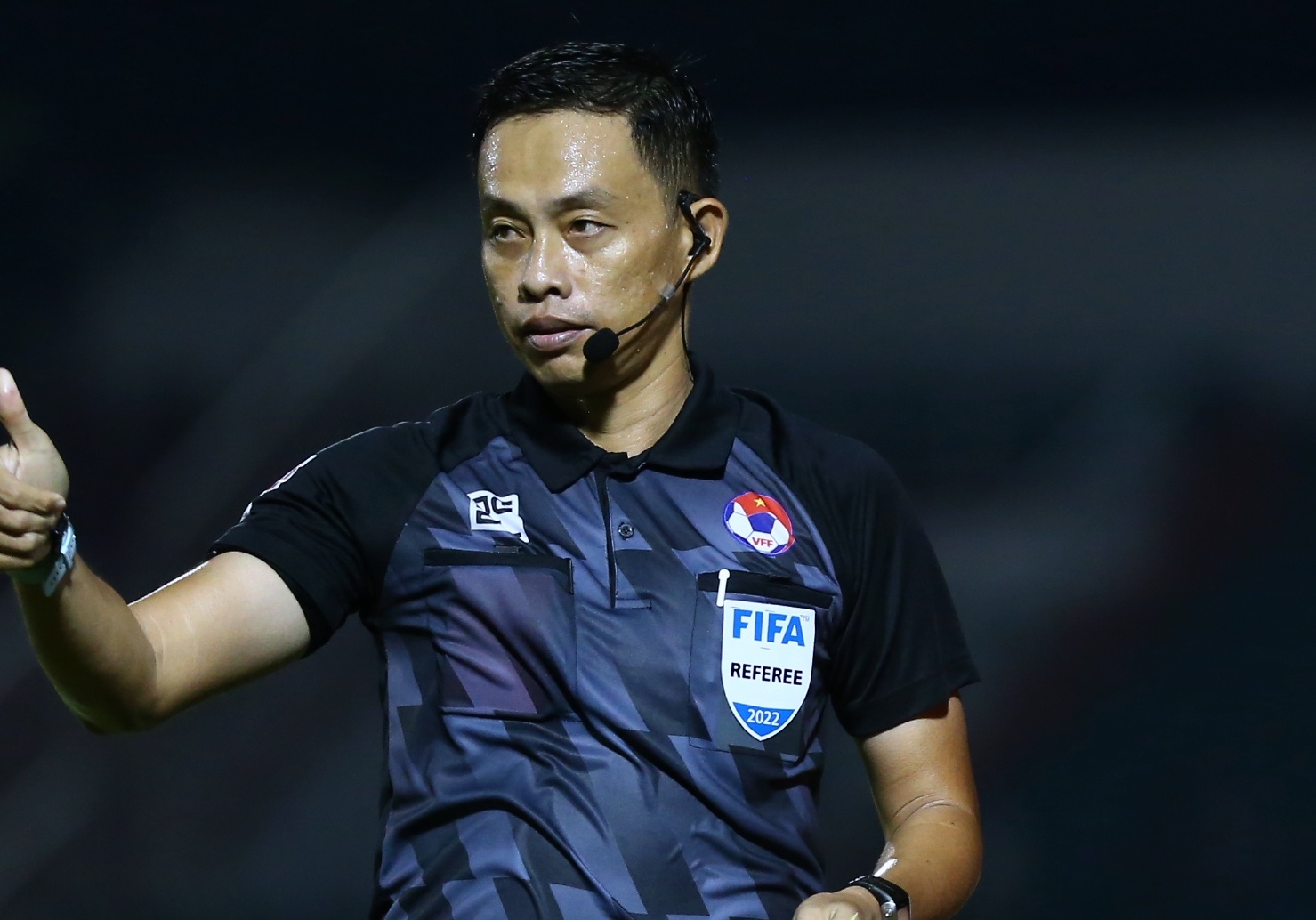 Trong tai Ngo Duy Lan nghi vong 19 V.League hinh anh