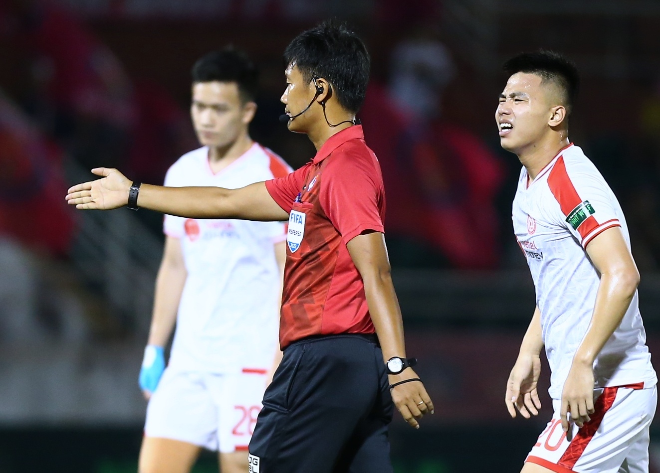 Trong tai FIFA thoi sai phat den cho CLB Sai Gon hinh anh