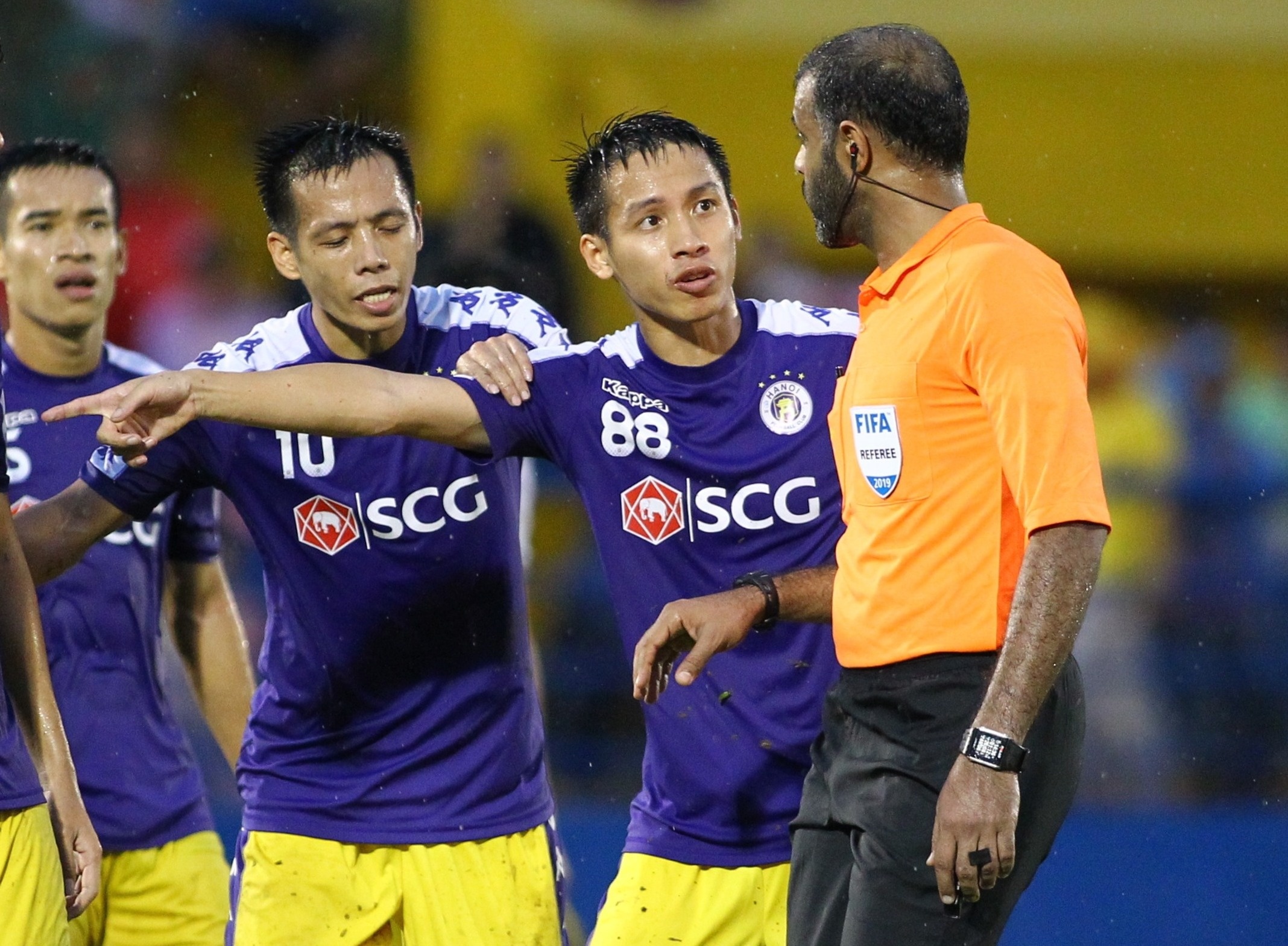 Vi sao V.League can trong tai ngoai hinh anh