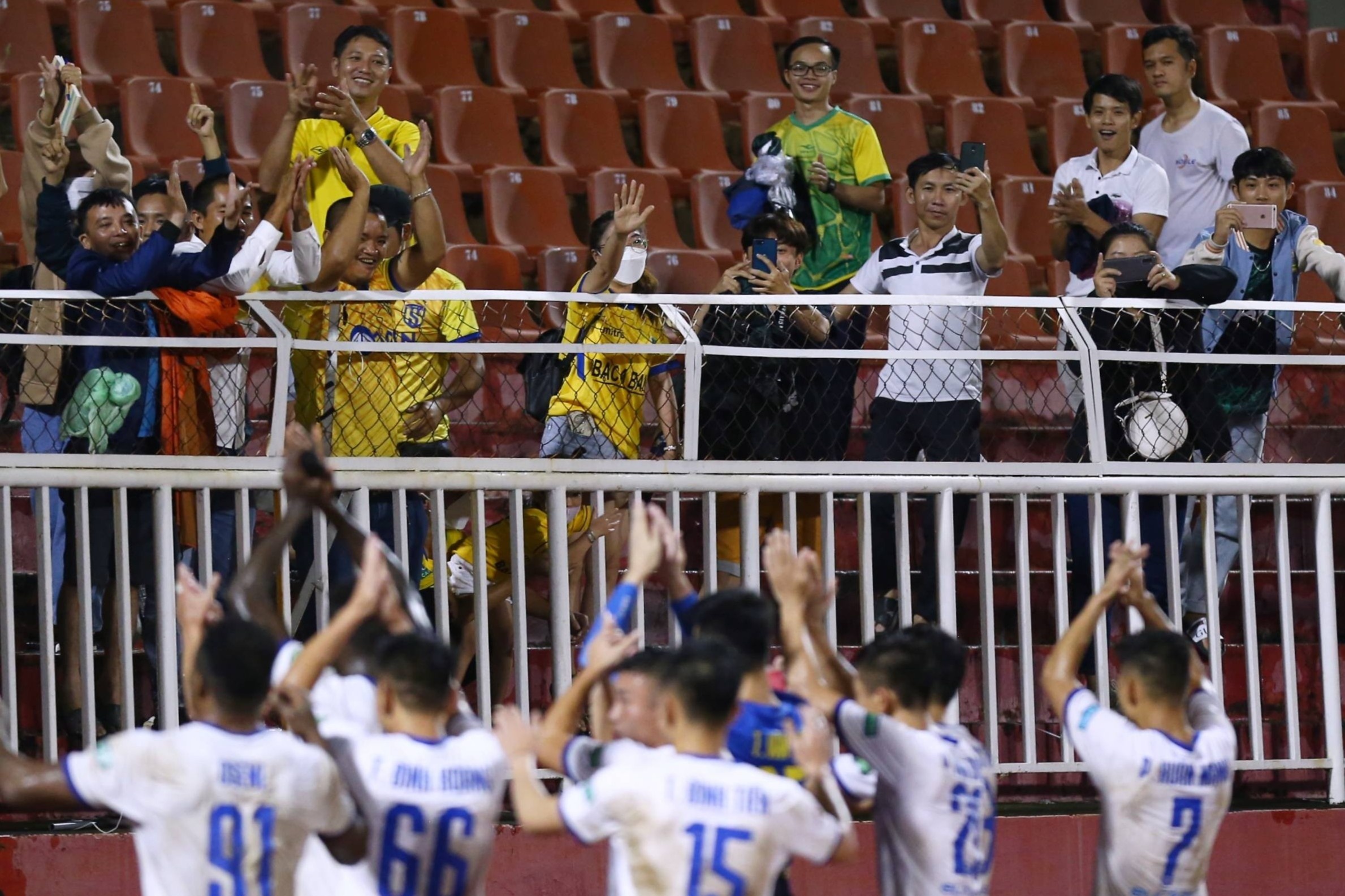 Nguoi ham mo SLNA quay lung voi doi bong hinh anh