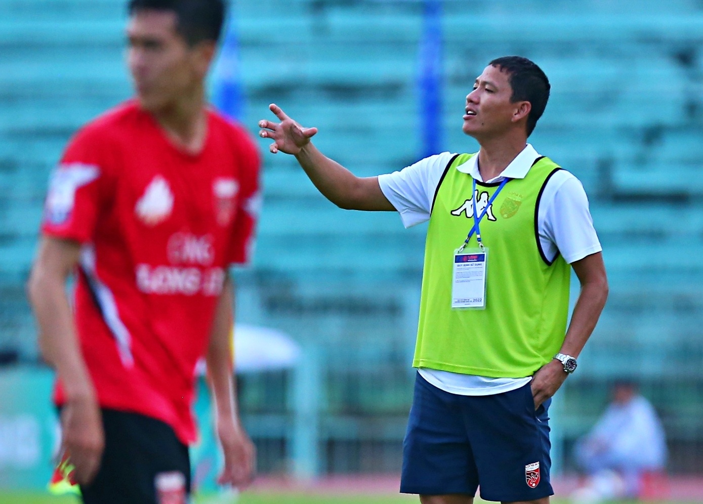 Thay tro Anh Duc can buoc CLB Khanh Hoa thang hang hinh anh