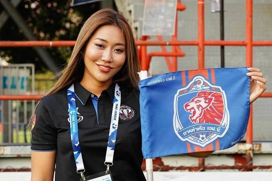 Nu truong doan Thai Lan bi phat vi xuc pham CDV hinh anh