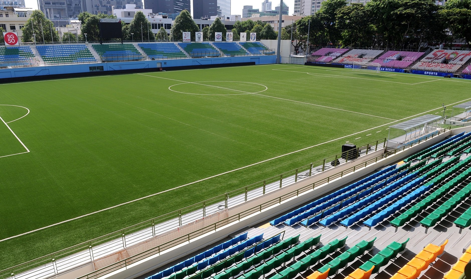 Singapore tiep Myanmar tren san co nhan tao hinh anh