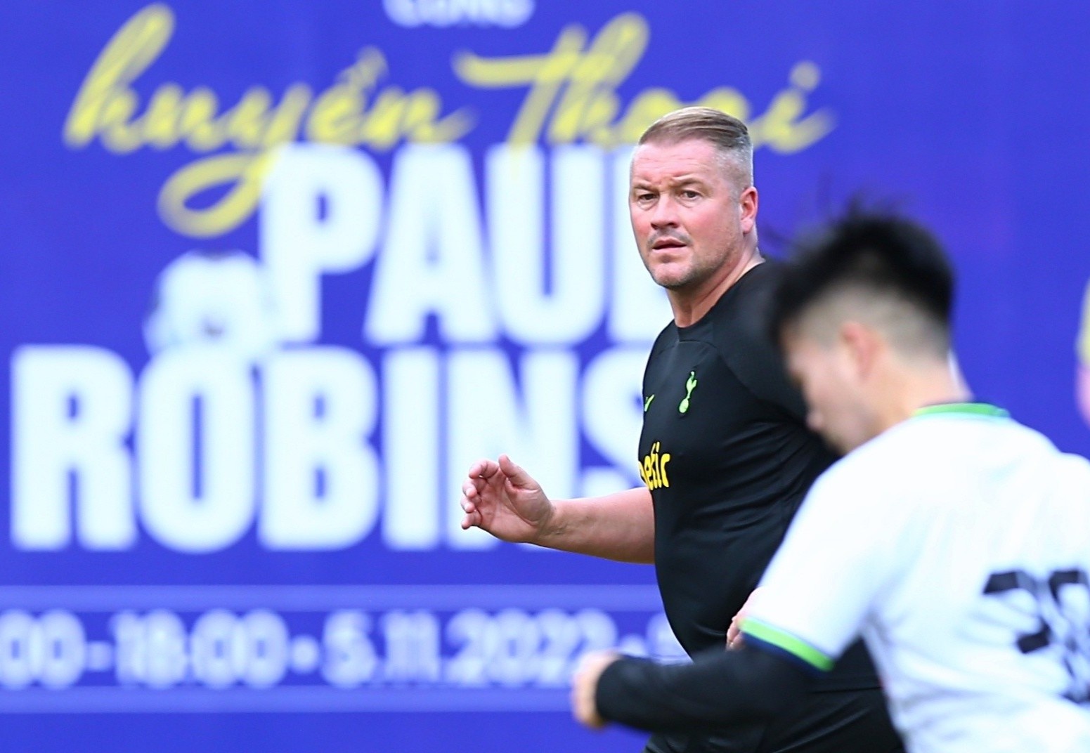 Cuu danh thu tuyen Anh giao luu bong da cung nghe si Viet hinh anh