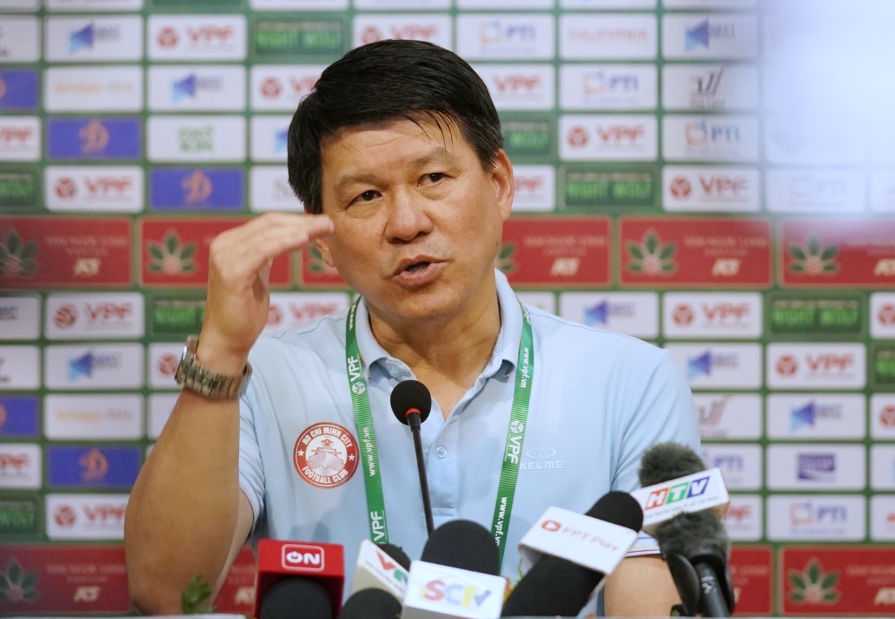 HLV Vu Tien Thanh se thanh loc 1/3 doi hinh hinh anh