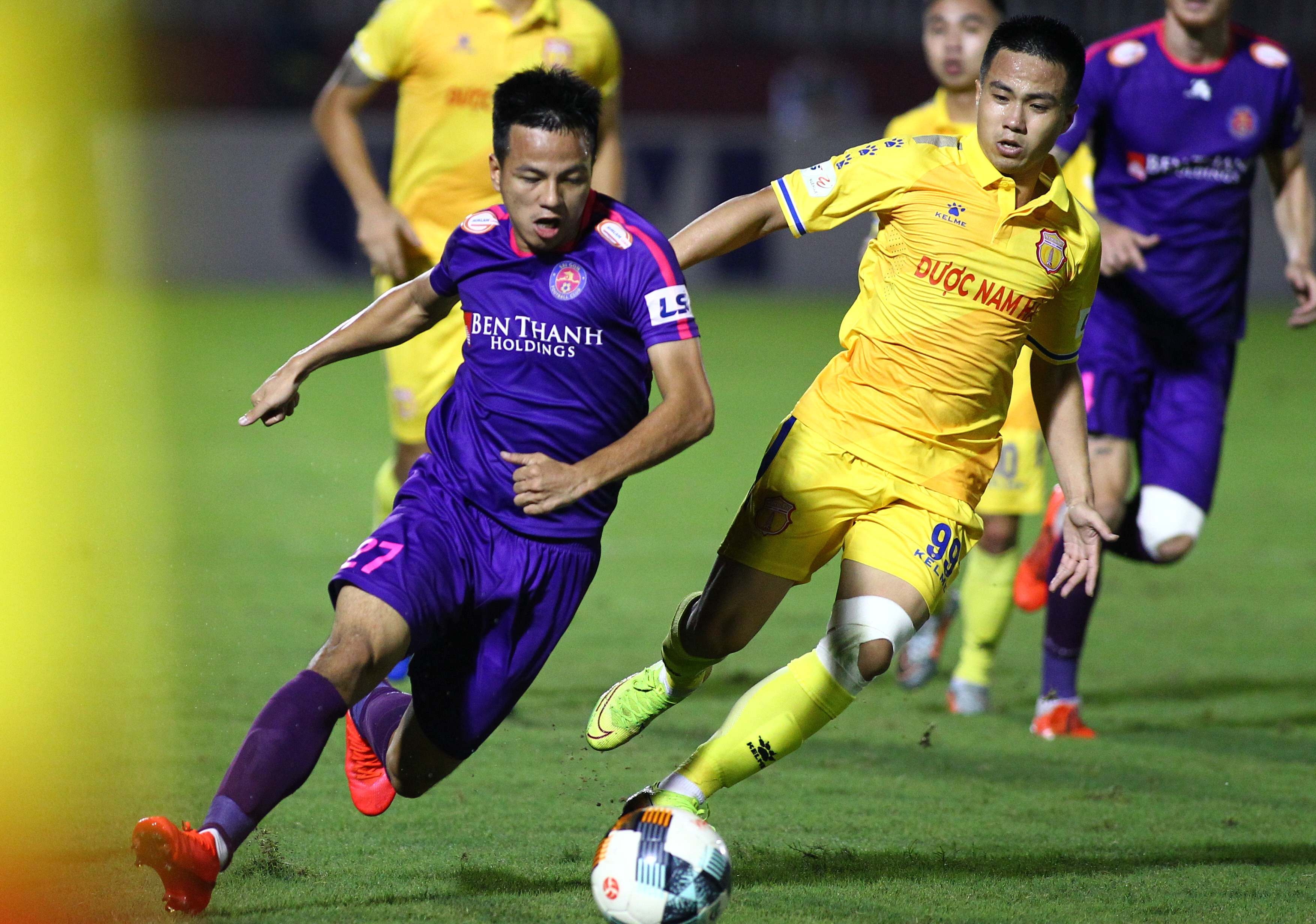 tru hang v.league anh 1