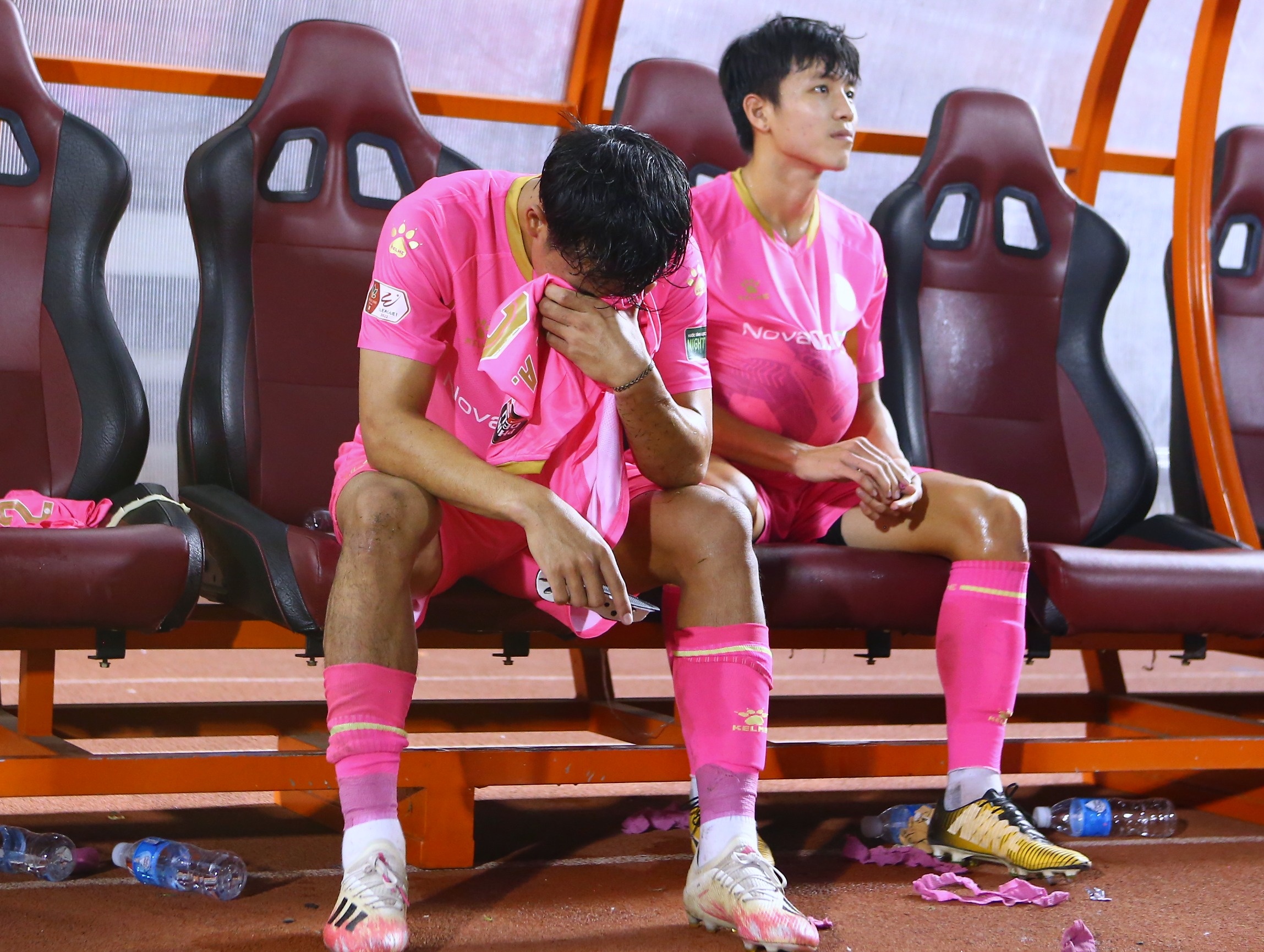 Cau thu Sai Gon bat khoc khi doi rot hang hinh anh