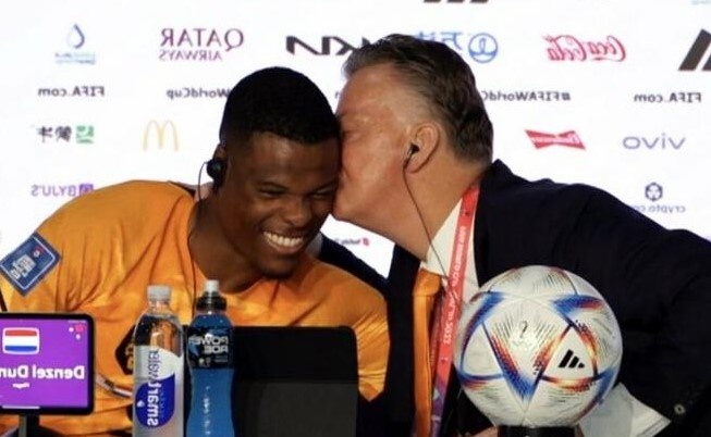 Van Gaal hon tro cung trong phong hop bao hinh anh