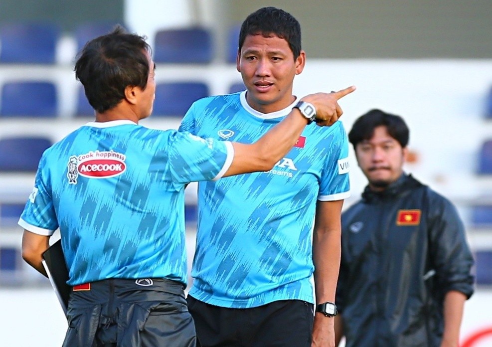 Tro ly Han Quoc rap doi hinh thay ong Park hinh anh