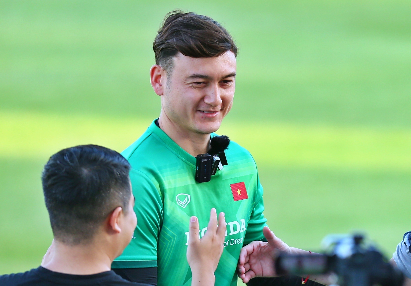 Van Lam bo thoi quen deo day chuyen khi ra san hinh anh