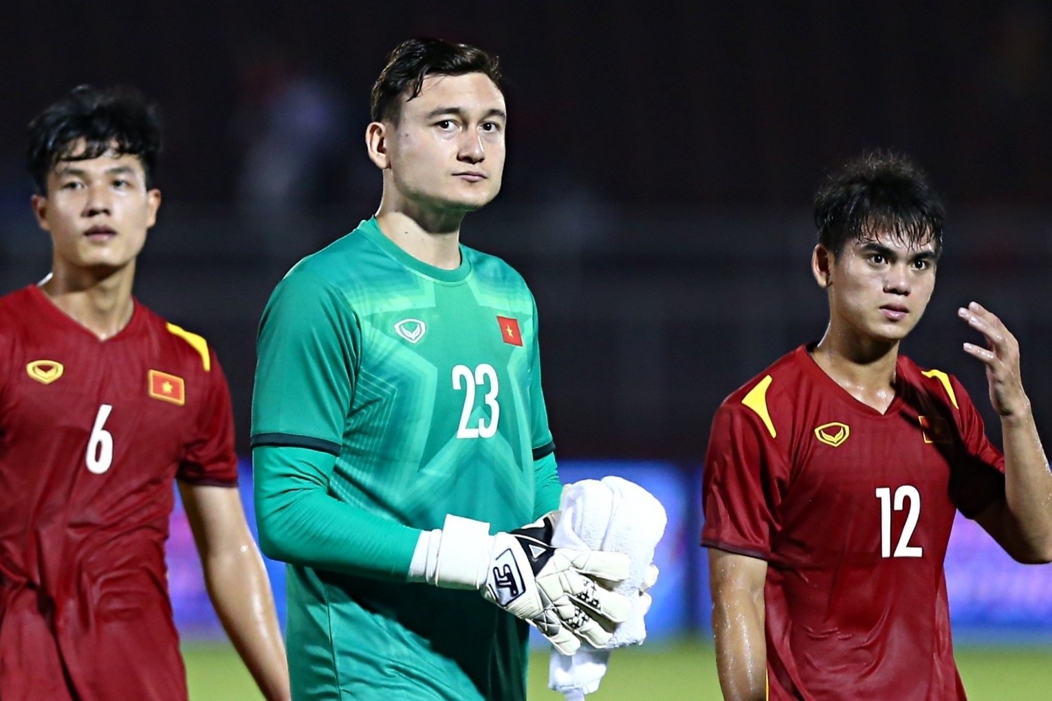 'Chay ve' xem tuyen Viet Nam o Singapore hinh anh